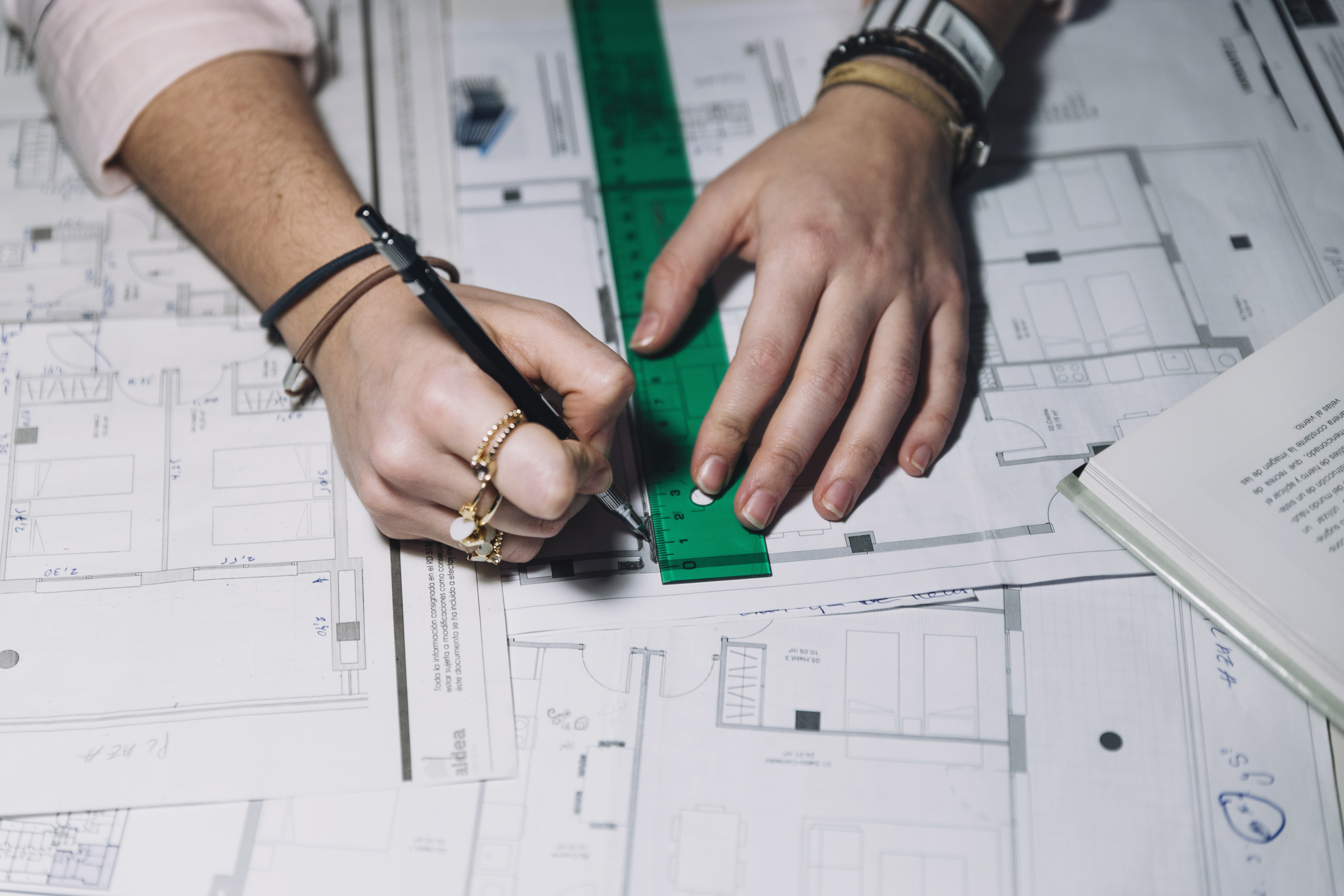 Planos arquitectónicos sobre una mesa de trabajo